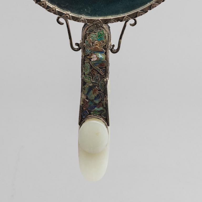 HANDSPEGEL, nefrit och silver. Kina, tidigt 1900-tal.