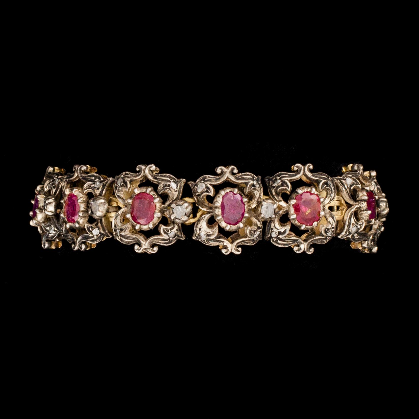 ARMSMYCKE samt RING, förgyllt silver, rubiner och polki diamanter. Vikt tot. 45 g.