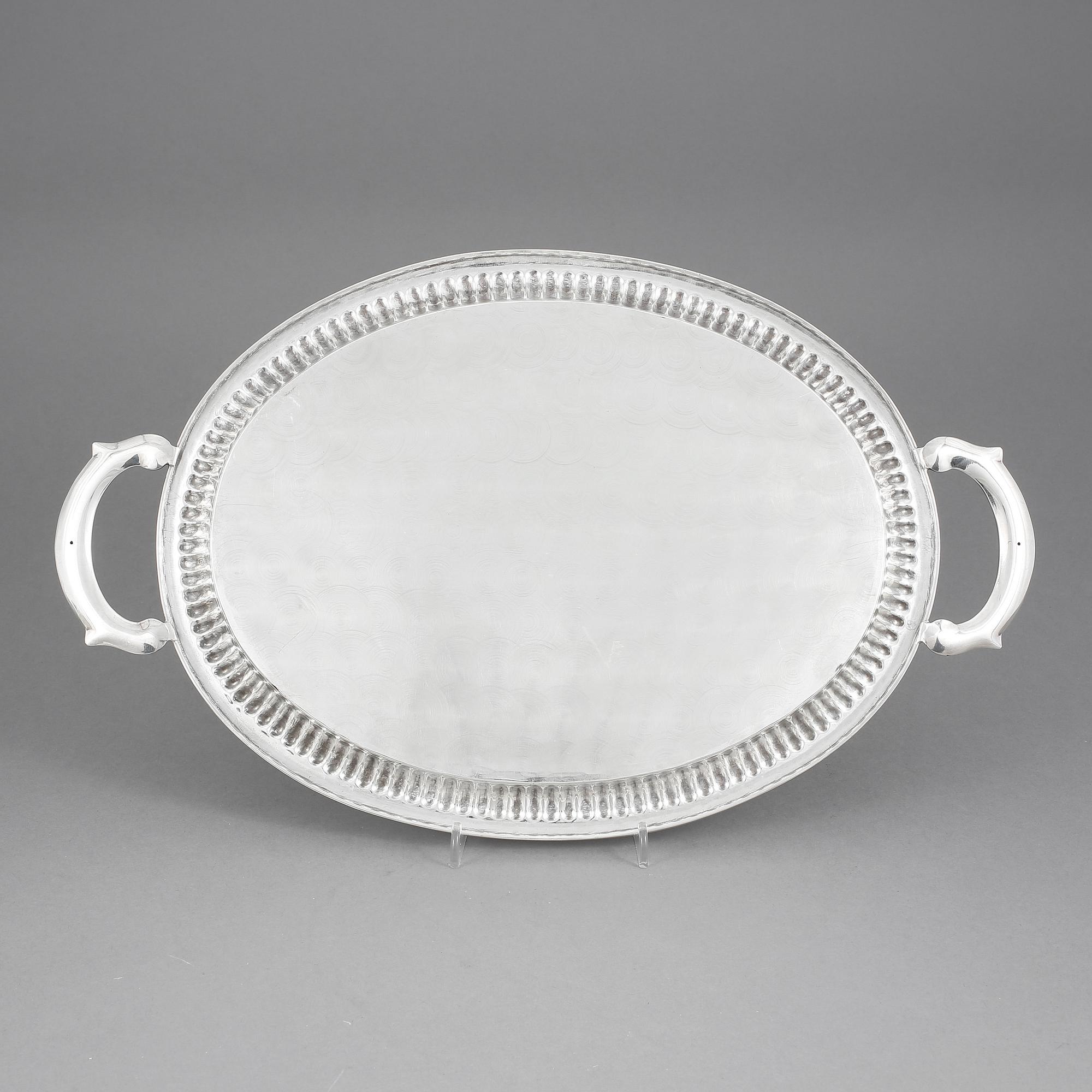 BRICKA, silver, bär svenska importstämplar, 1900-tal. Vikt ca 584 gram.