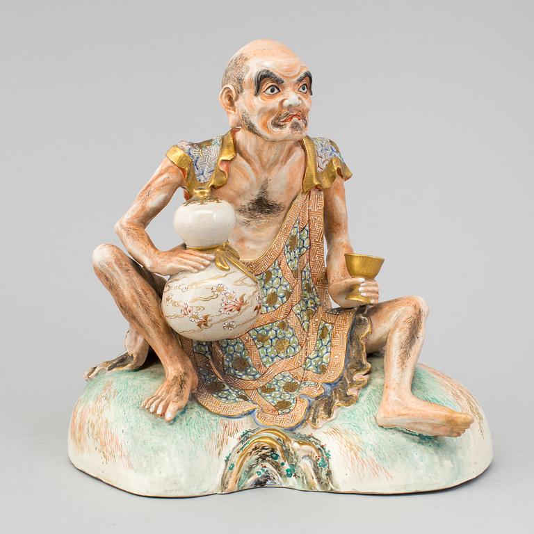 A Japanese satsuma figure, Meiji period (1868-1912).