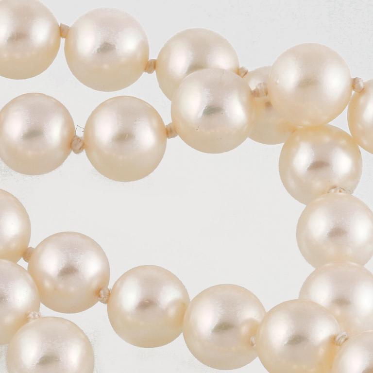 COLLIER, odlade pärlor med lås i 18K vitguld och 7 fasettslipade smaragder, importstämplat.