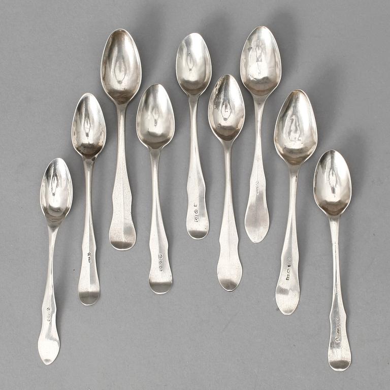 TESKEDAR, sk Fiolmodell, 9 st, 1800-talets första hälft, bl a Ramberg, Helsingborg. Tot vikt: 91 gram.