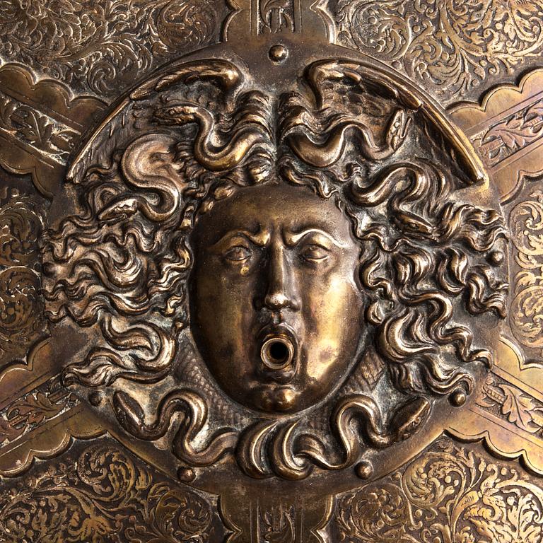 DEKORATIONSSKÖLD / DEL TILL SPRINGBRUNN, försilvrad metall, 1800-talets slut.