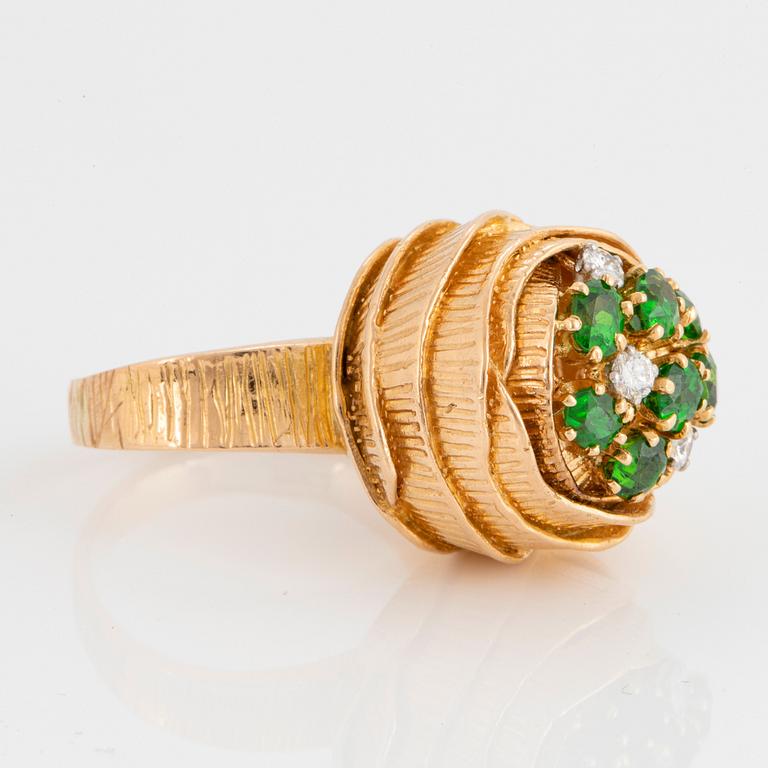 WA Bolin ring 18K guld med demantoidgranater och runda briljantslipade diamanter.