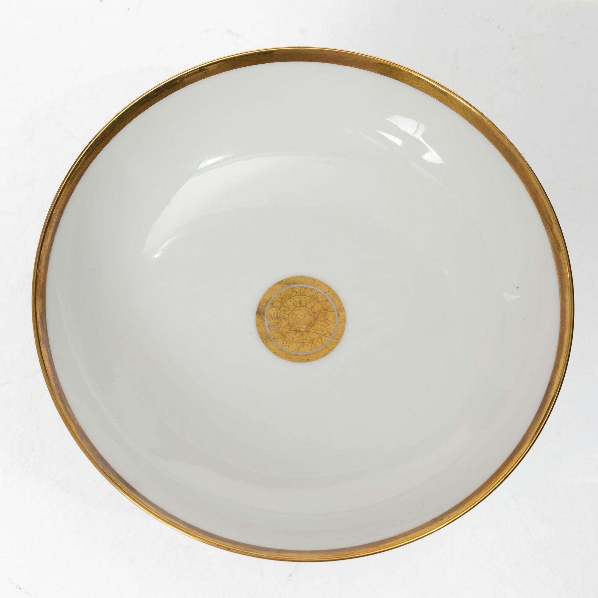 A pair of bowls on foot, 19th Century.