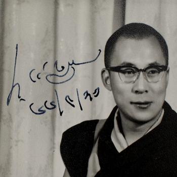 DALAI LAMA, fotografi märkt Kinsey Bros, New Delhi, egenhändigt sign. 1960-tal.