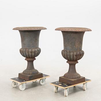 Trädgårdsurnor, 1 par, gjutjärn.