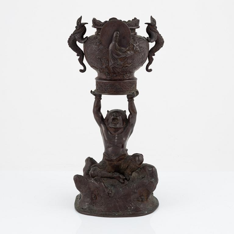 A large Japanese bronze censer, Meiji period (1868-1912).