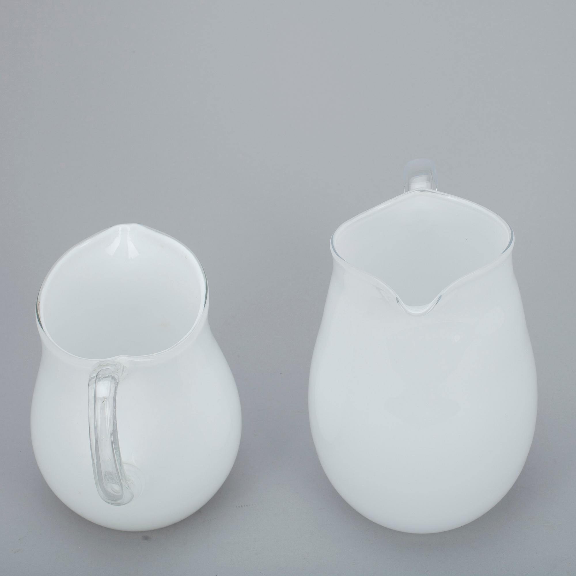 KANNUJA 2 kpl, KULHOJA, 6 kpl, LASEJA 7+1 kpl, valkoista ja kirkasta lasia, Maire Gullichsen Iittala 1900-l loppupuoli.