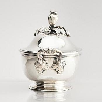 Karl Anderson, a silver tureen with lid, Stockholm 1943.