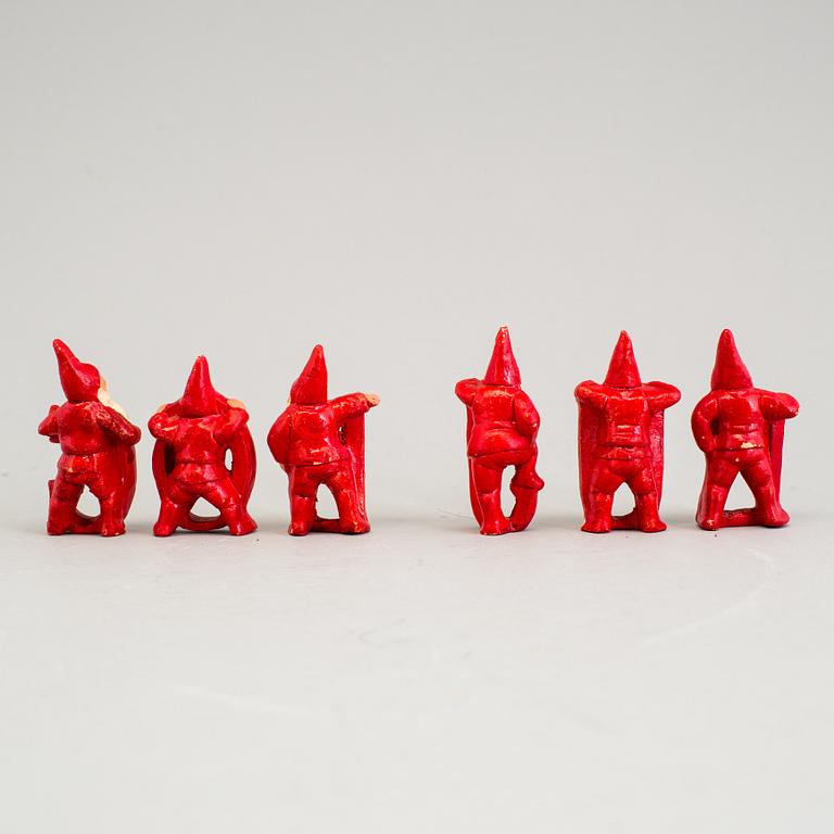 TOMTAR, 6 st, målad terracotta, "GOD JUL", tidigt 1900-tal.