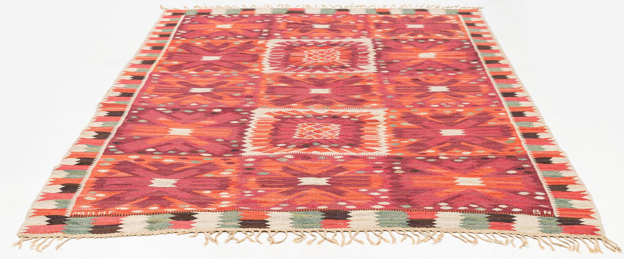 Barbro Nilsson, matta, "Nejlikan röd", gobelängteknik, ca 331 x 214 cm, signerad AB MMF BN.