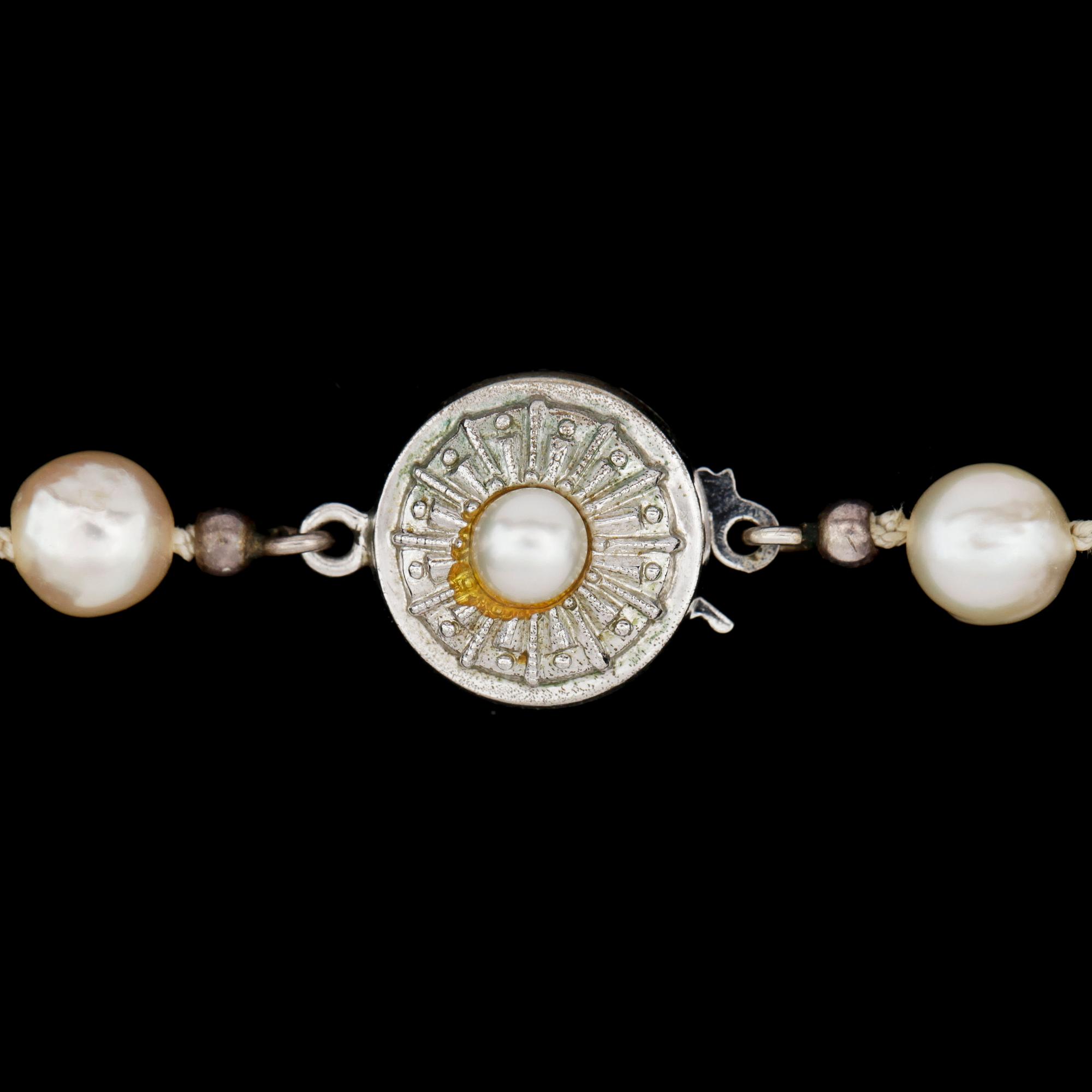 COLLIER, barocka saltvattenspärlor, lås av silver med pärla. 1900-talets mitt.