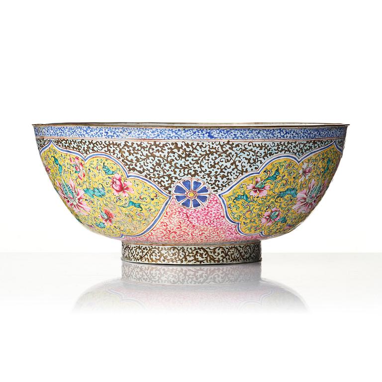 A large enamel on copper bowl, and a cover, Qing dynasty, 18th century.