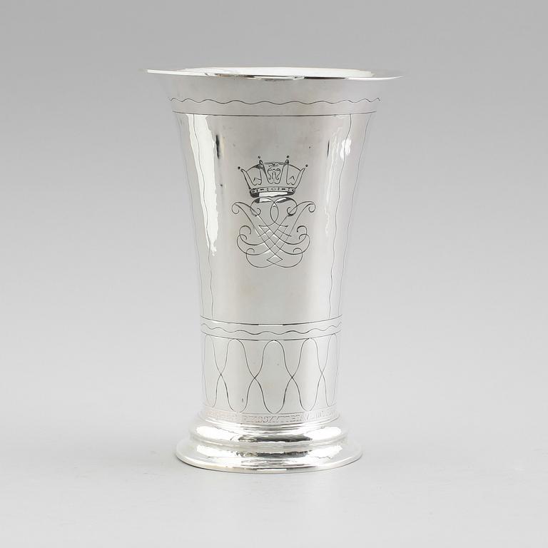 BÄGARE, silver, K Anderson, Stockholm 1947. Vikt ca 565 g.