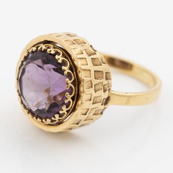 Ring 18K gold with a faceted amethyst.