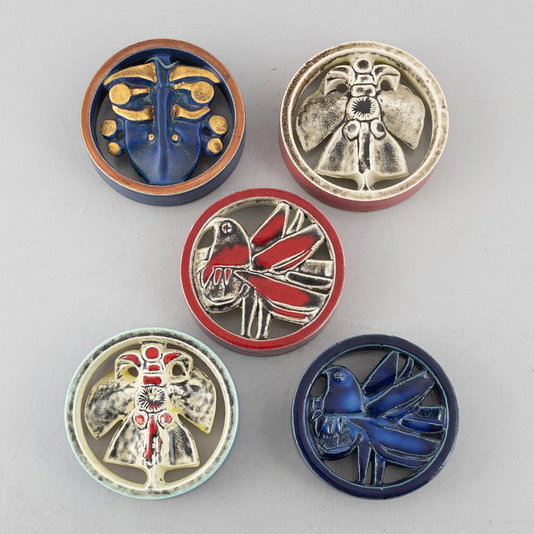 Lisa Larson, väggreliefer, 5 st, stengods, bl.a. ur serien "Rundel", Gustavsberg.