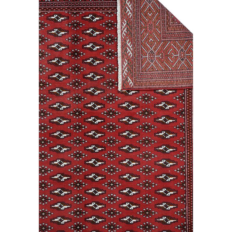 A carpet, Turkmen, ca 294 x 205 cm.
