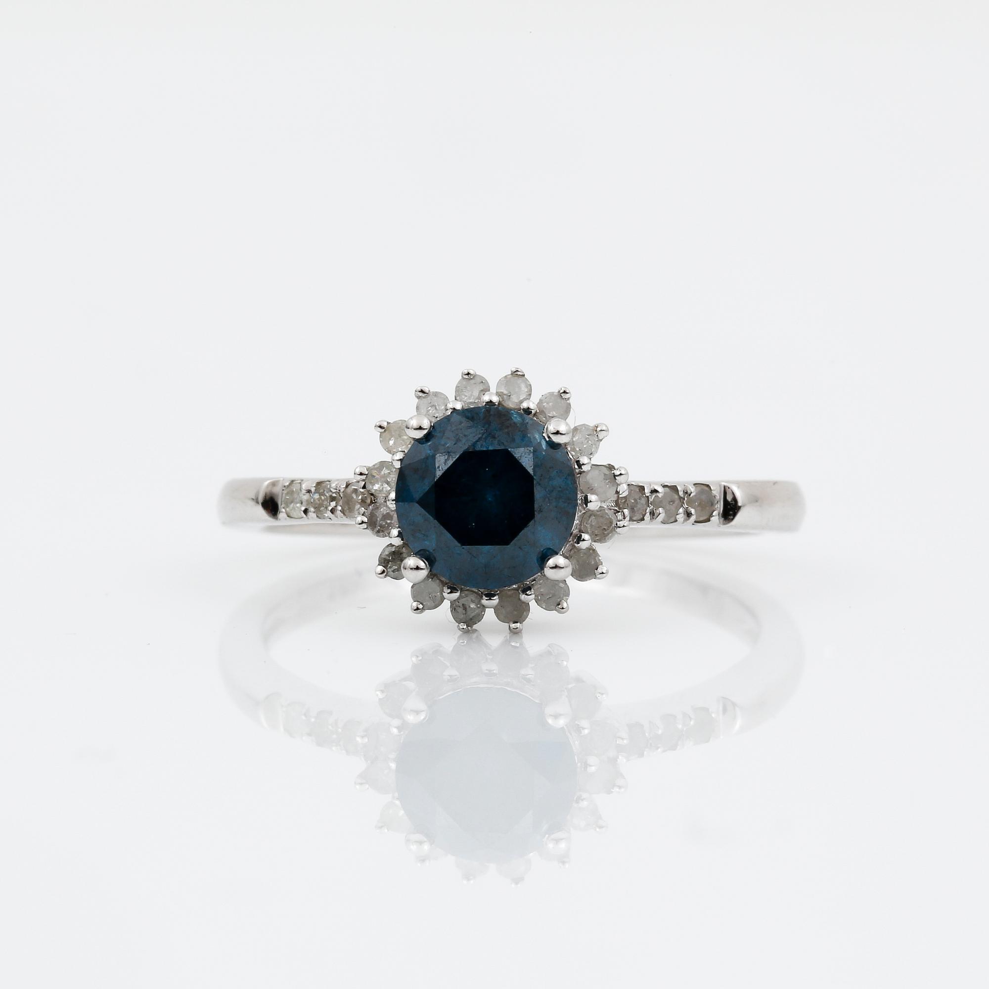 RING,14K vitguld med kraftfull mörkblå diamant 0,94 ct. med åttakantslipade diamanter. Vikt 2,70 g.