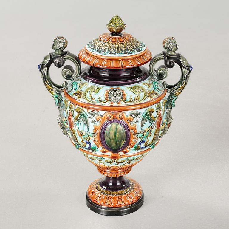 A majolica urn and a piedestal from Gustafsberg, around the year 1900.