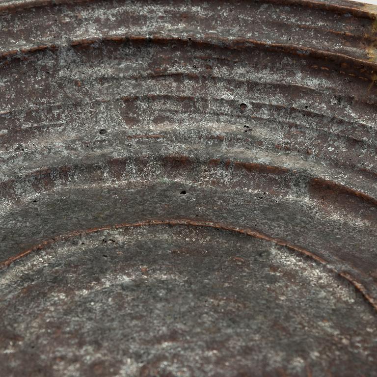 Annikki Hovisaari, skålfat, chamotterat stengods, signerad AH Arabia.