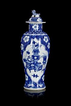 LOCKURNA, porslin, Kina. Kangxi-stil. Sen Qing (1644–1912).