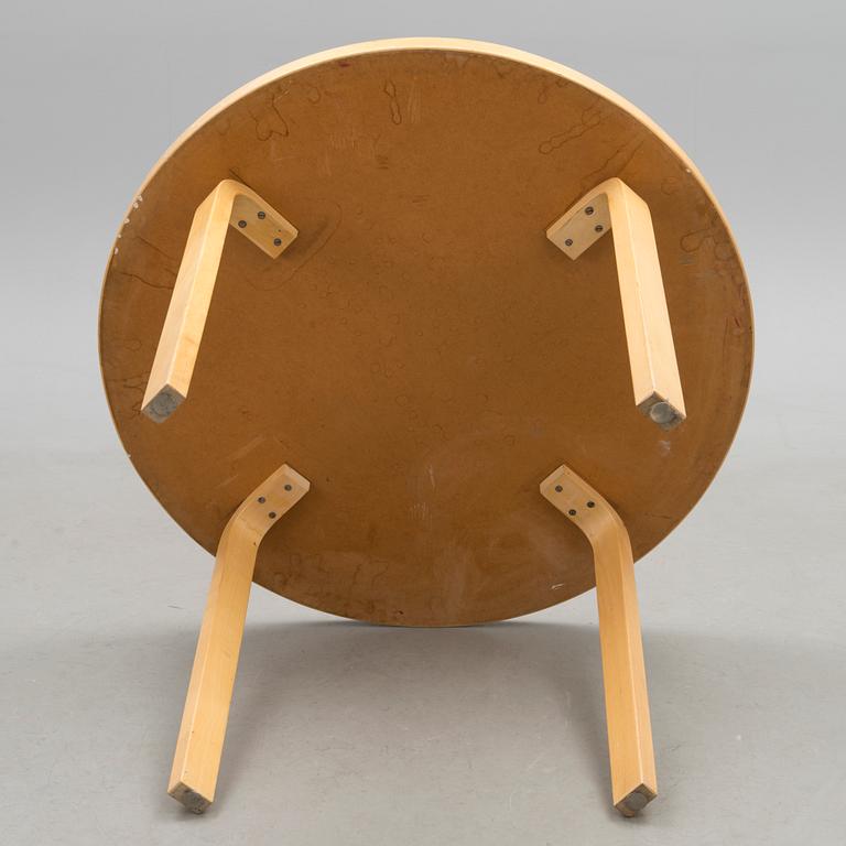 ALVAR AALTO, PÖYTÄ, 1960/70-luku ja TUOLIA, 4 kpl malli 69, Artek, 2000-luku.