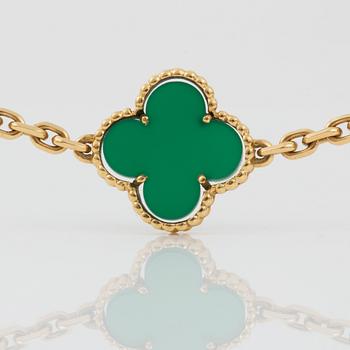 A green chalcedony and 18K gold "Alhambra" necklace from Van Cleef & Arpels. Signed V.C.A for Van Cleef & Arpels.