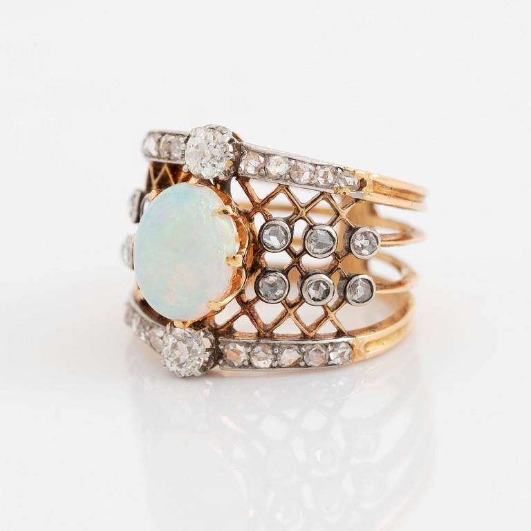 An 18K gold and platinum ring set with an opal and old- och rose-cut diamonds.