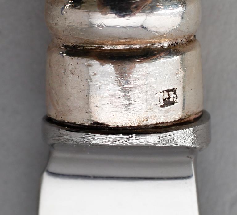 MATKNIVAR, 12 st, silver, Carl Hammer, Stockholm 1860/70-tal. Total vikt med stålblad ca 1077 gram.