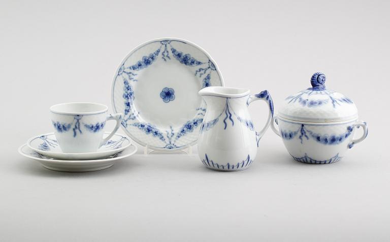SERVISPORSLIN, 30 delar, Bing & Gröndahl, Danmark, 1900-talets första hälft.