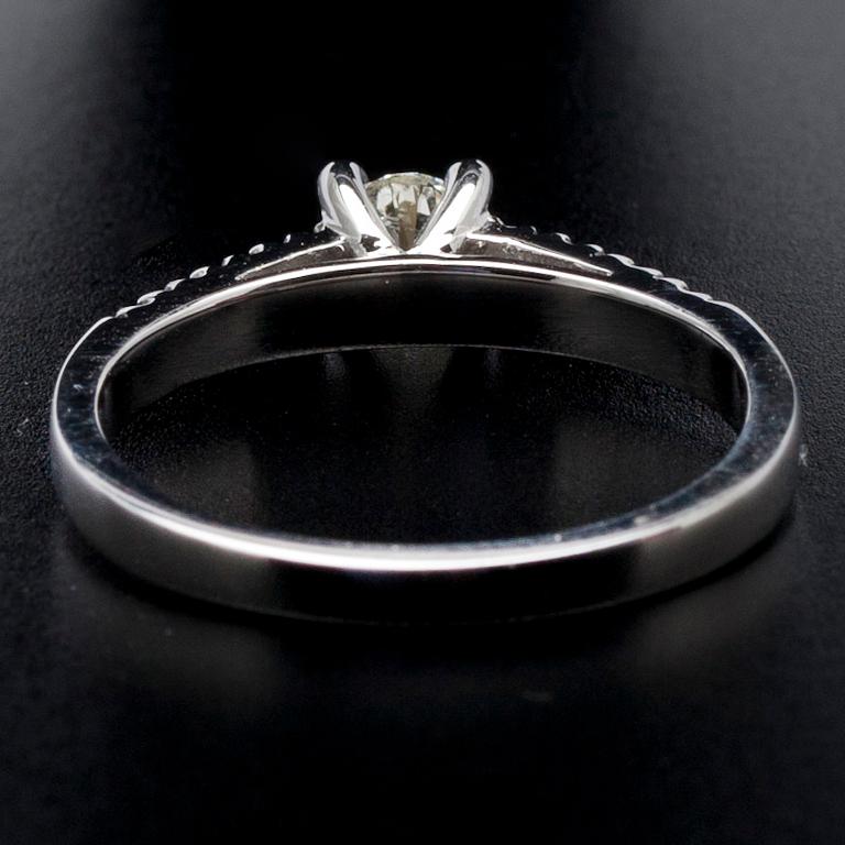 RING, vitguld 18K, briljantslipade diamanter, mittsten 0,30 ct, sidostenar tot. 0,16 ct. Vikt 5,1 g. Intyg.
