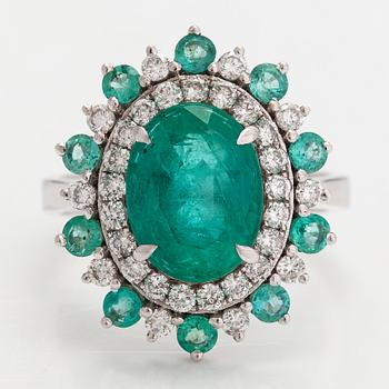 A 14K white gold ring with emeralds ca. 3.89 ct in total and diamonds ca. 0.61 ct in total. IGI certificate.