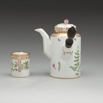 CYLINDERKAFFEKANNA samt GRÄDDSNIPA, porslin. "Flora Danica", Royal Copenhagen, Danmark, 1900-tal.