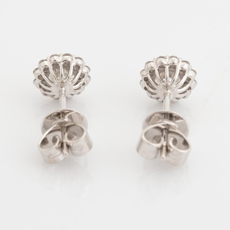 Örhängen med briljantslipade diamanter, totalt ca 0,82 ct.