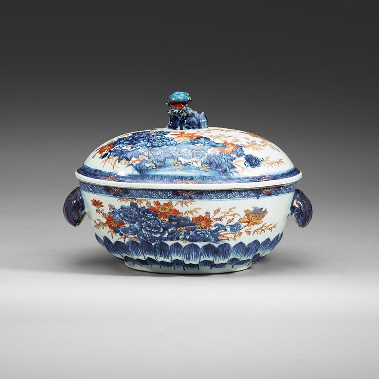 A blue and white tureen with cover, Qing dynasty, Qianlong (1736-95).