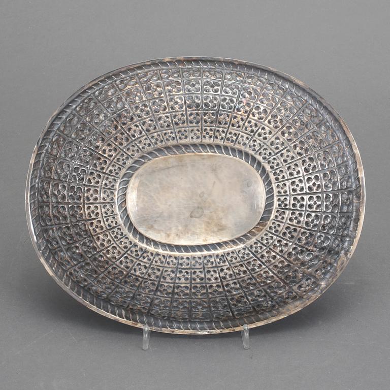 FAT, låghaltigt silver 800, Tyskland, 1900-talets första hälft. Vikt ca 353g.