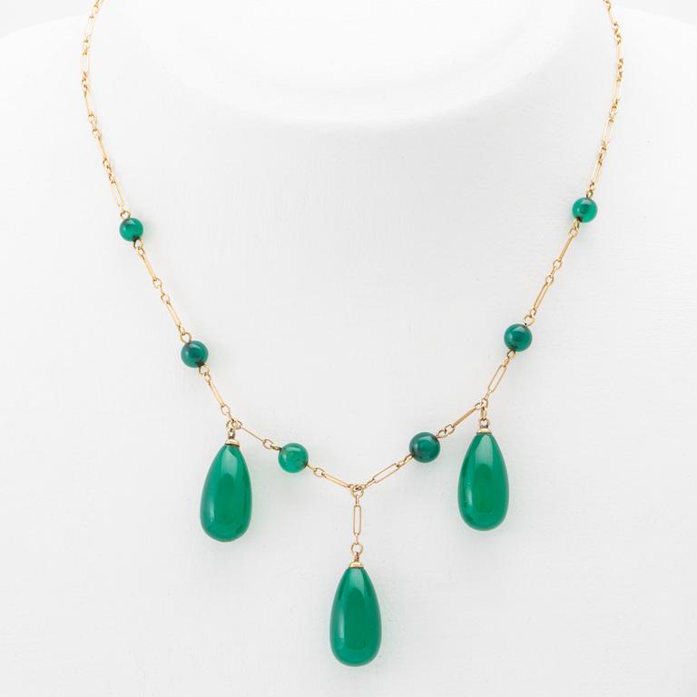 Halsband 18K guld med droppslipade agater.