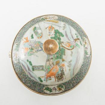 A Chinese chamber pot, 19th century.