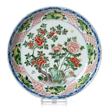 866. A large famille verte dish, Qing dynasty, Kangxi (1662-1722).