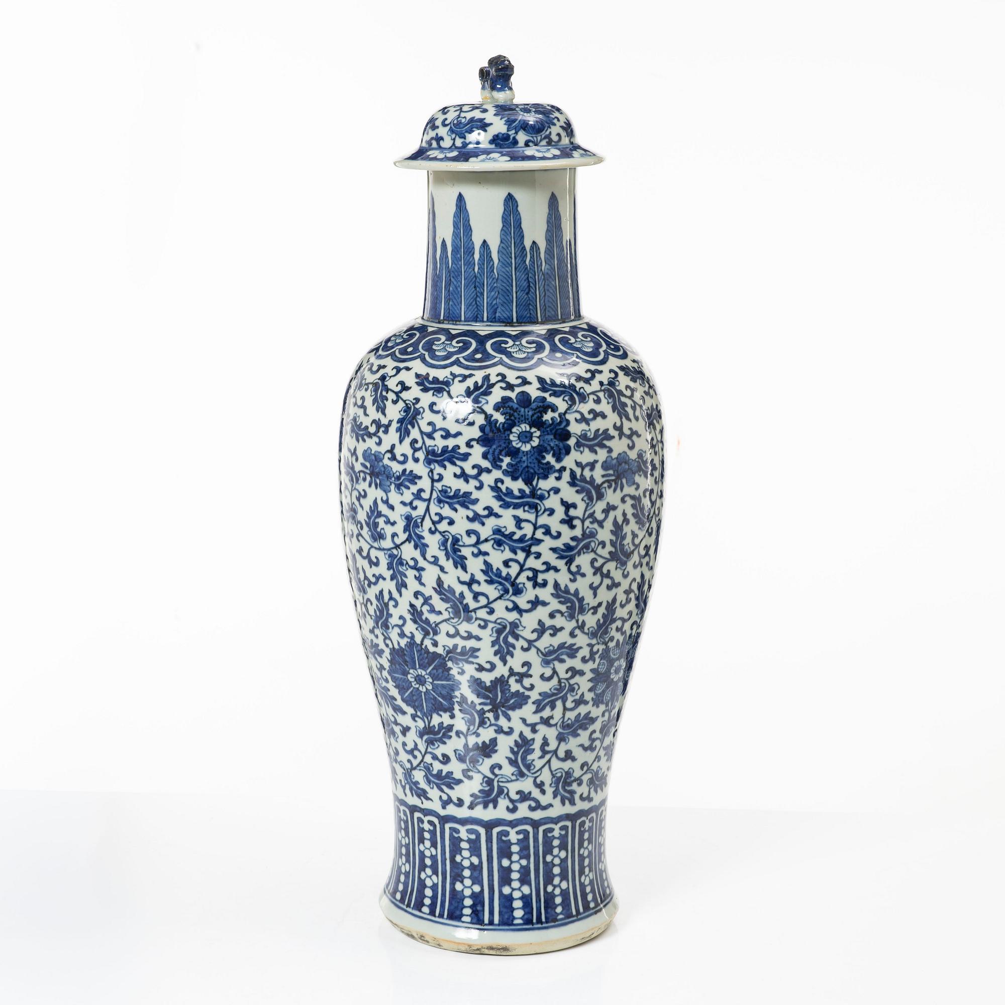 Vas med lock, porslin. Qingdynastin, 1800-tal.