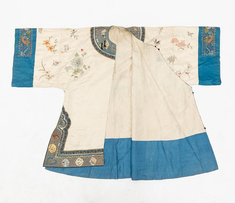 A Chinese embroidered silk robe, late Qing dynasty/early 20th century.