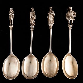SKEDAR, 4 st, silver, Sheffield 1890, kontrollstämplade av Tarkiainen, Helsingfors 1967. Tot. vikt ca 542,7 g.