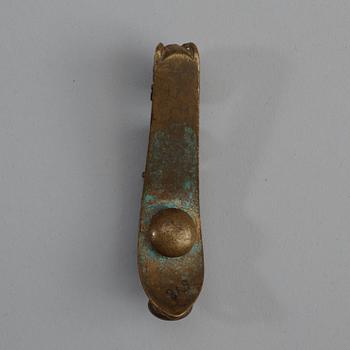 BÄLTESSPÄNNE, förgylld brons. Troligen Han dynastin (206 f.Kr-220).