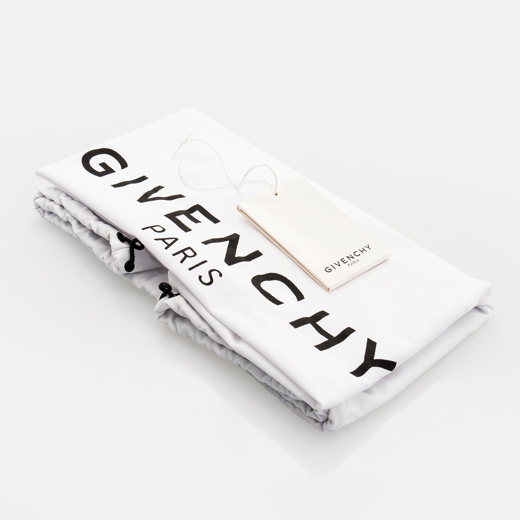 Givenchy, a 'Star Perforated Antigona Shopper' bag.