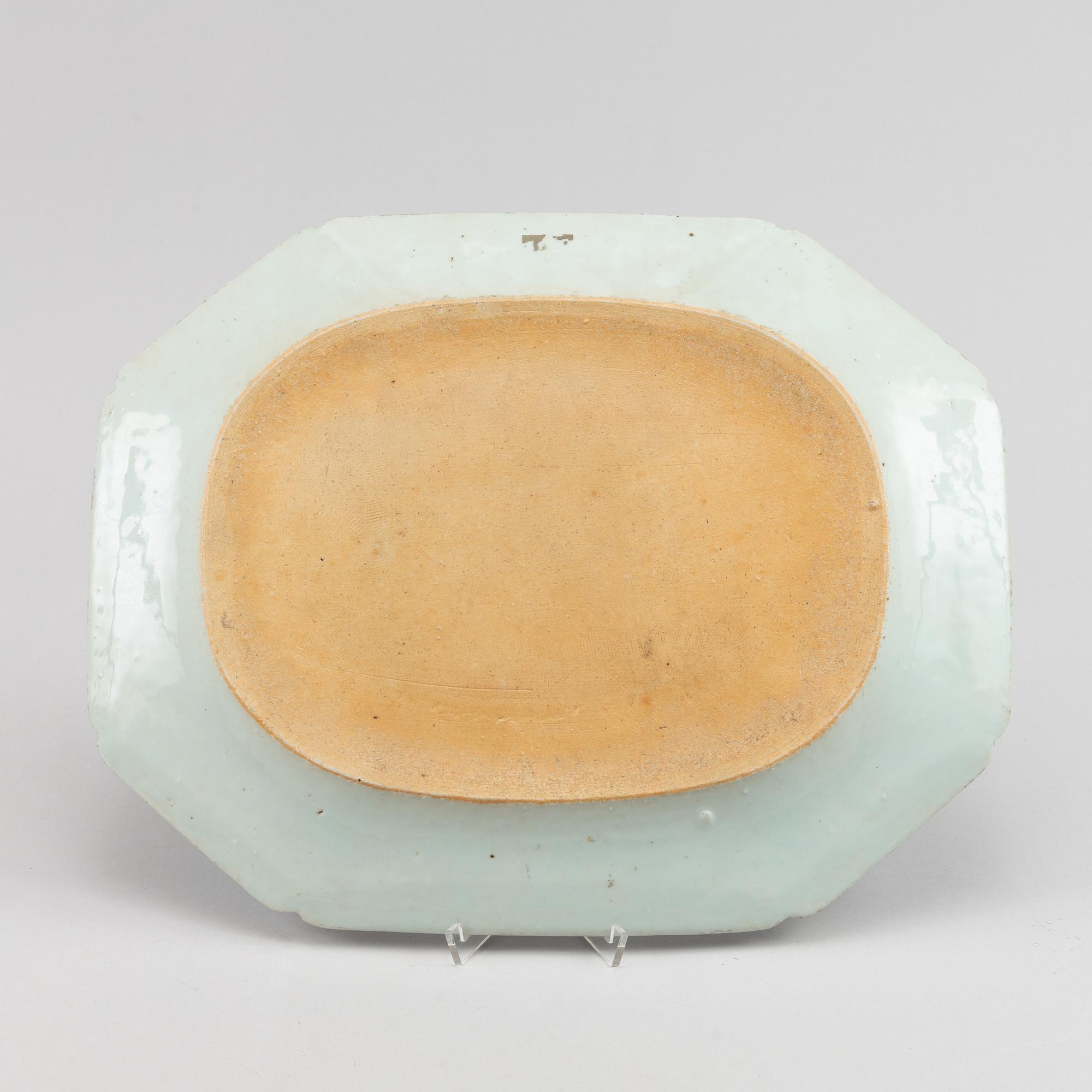 A blue and white serving dish, Qing dynasty, Qianlong (1736-95).