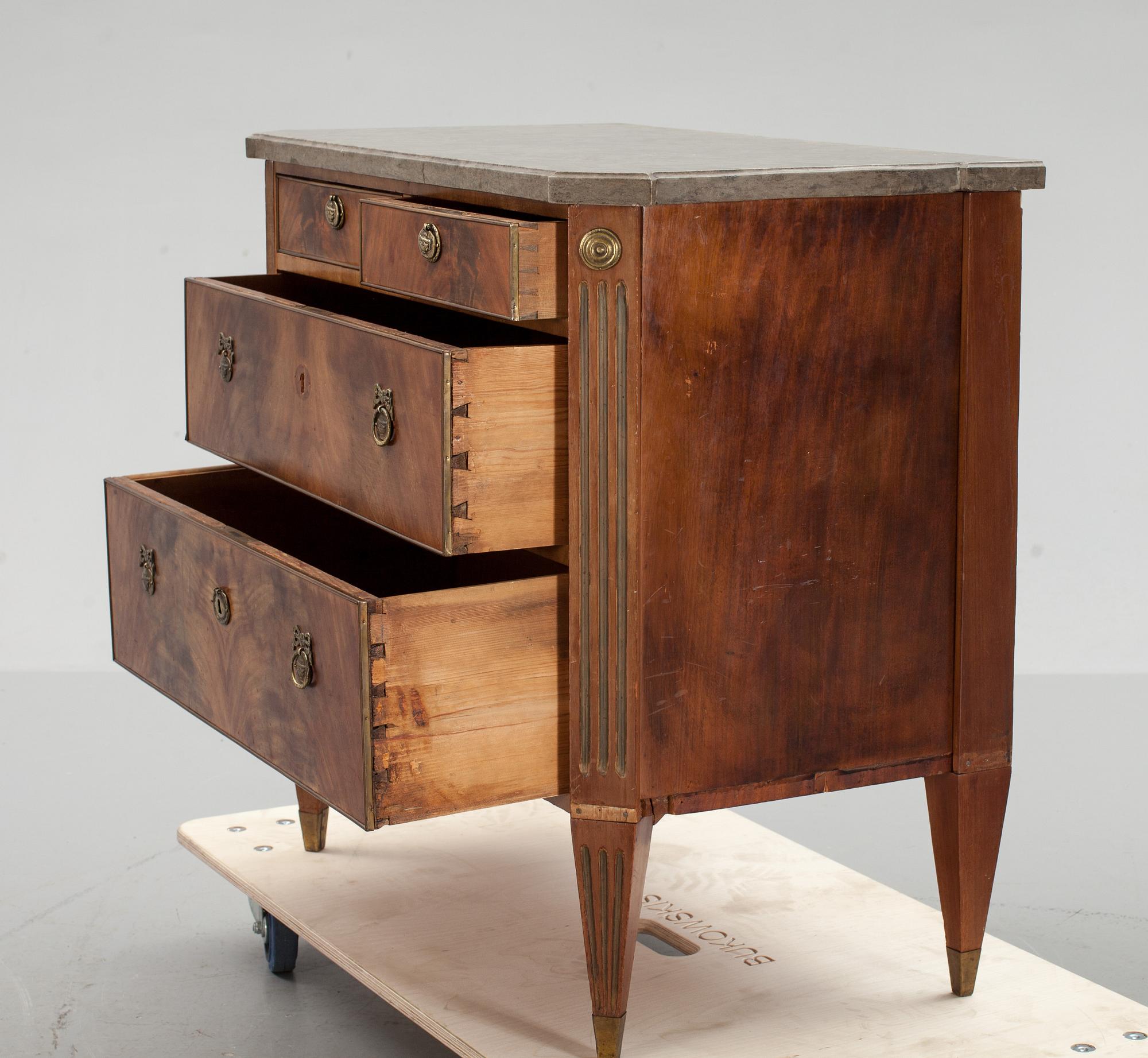 BYRÅ, gustaviansk stil, 1800-tal.