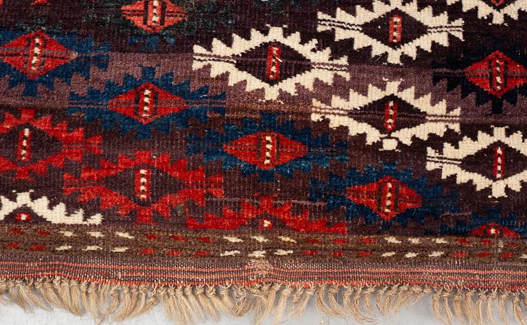 A carpet, an antique Chodor main carpet, Turkmenistan, ca 377-381,5 x 233-240 cm (as well as  2-2,5 cm flat weave.