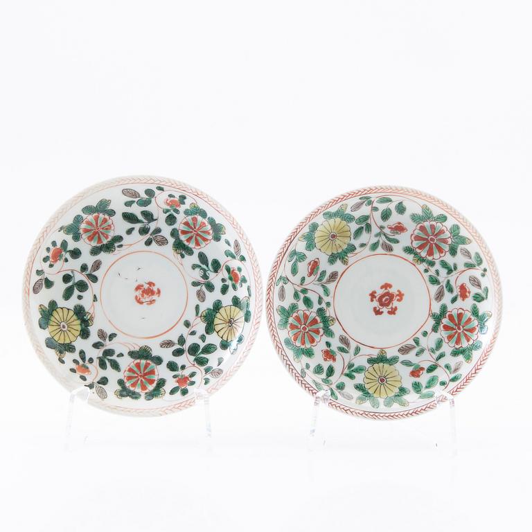 Two famille verte cups with saucers, Qing dynasty, Kangxi (1662-1722).