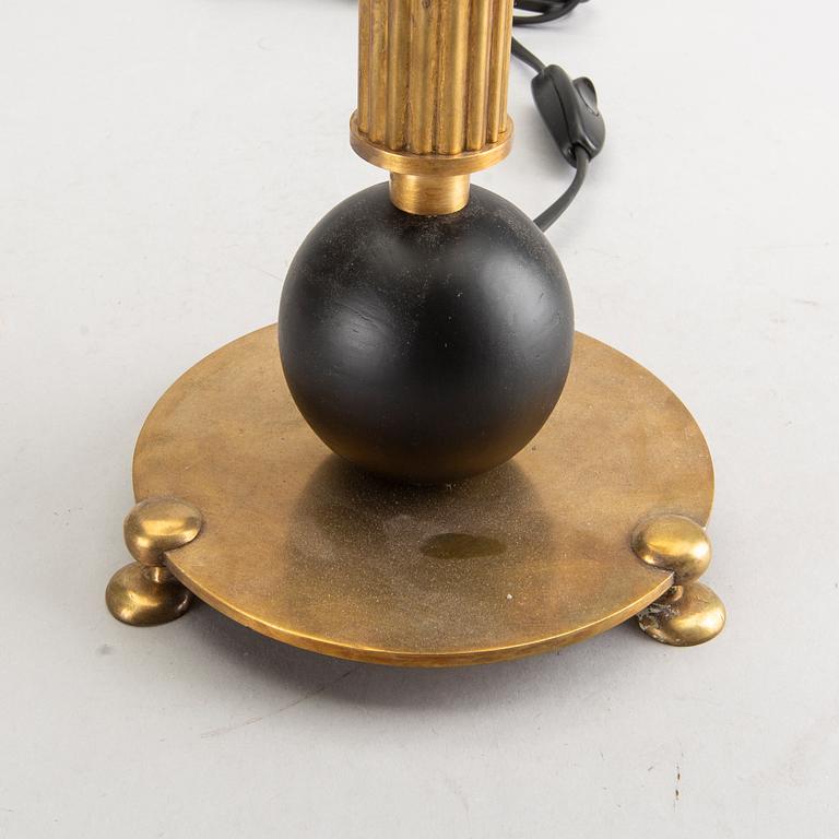 A MID 20TH CENTURY TABLE LAMP.